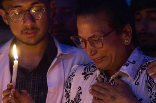 Des proches endeuillés rendent hommage à leurs morts. KEYSTONE/AP/Niranjan Shrestha